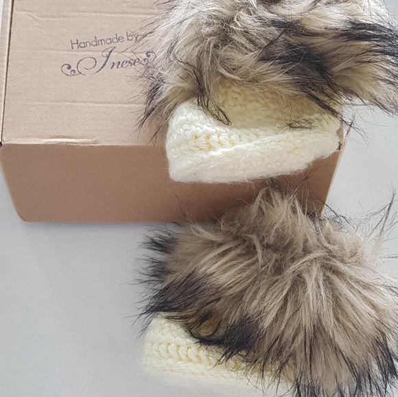 Faux fur crocheted baby booties in beige colour - Picture 5 of 5